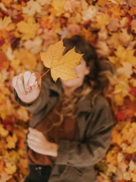  عکس برگ پاییزی در دست دختر