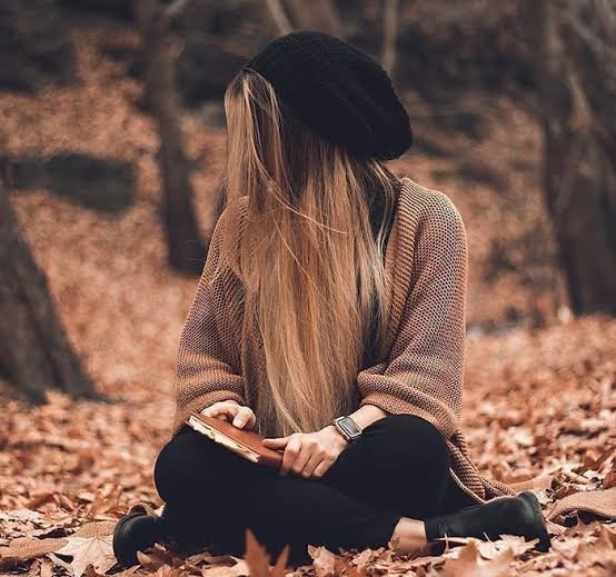  عکس برگ پاییزی در دست دختر