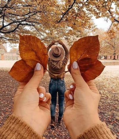  عکس برگ پاییزی در دست دختر