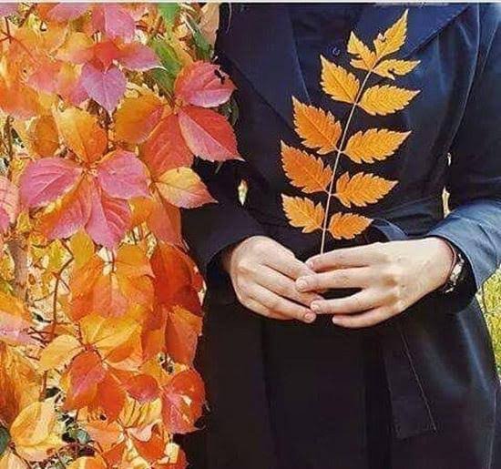  عکس برگ پاییزی در دست دختر