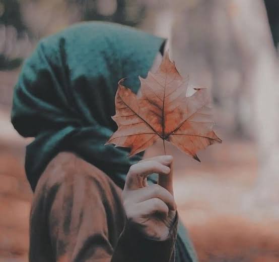  عکس برگ پاییزی در دست دختر