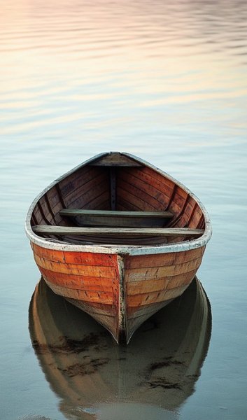  عکس قایق چوبی پارویی در دریا