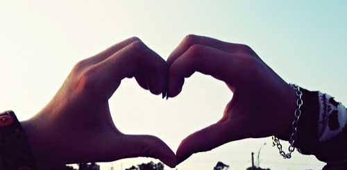  عکس تصویر زمینه غروب زیبا و قلب با دست