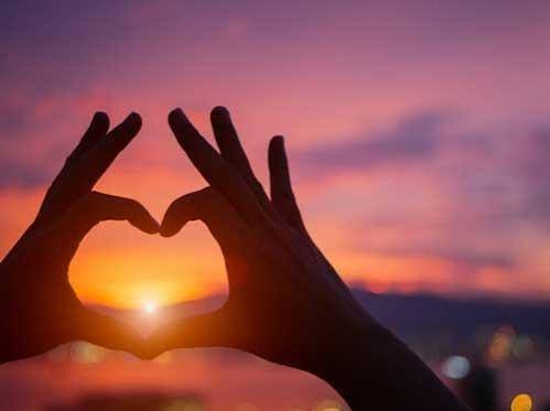  عکس تصویر زمینه غروب زیبا و قلب با دست