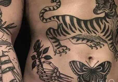  عکس طرح تاتو روی سینه مردانه