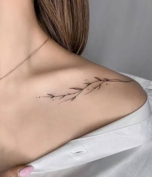  عکس طرح خالکوبی ساده دخترانه روی ترقوه