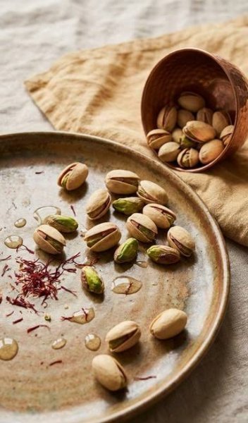  عکس والپیپر بشقاب پر از پسته لاکچری