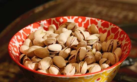  عکس والپیپر بشقاب پر از پسته لاکچری