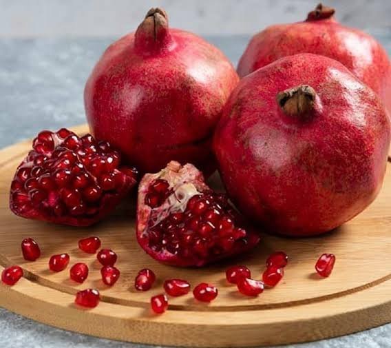  عکس پروفایل ظرف پر از دانه های انار