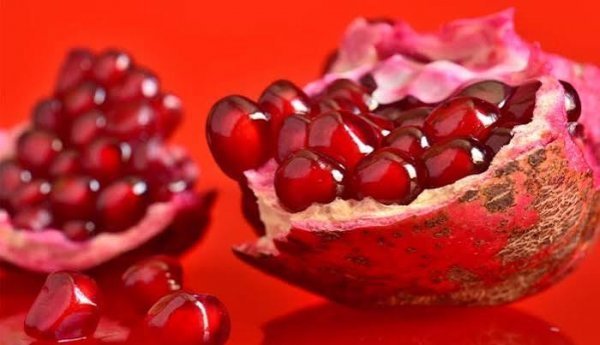  عکس پروفایل ظرف پر از دانه های انار