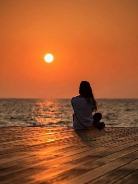  عکس ساده و شیک دختر تنها در غروب آفتاب