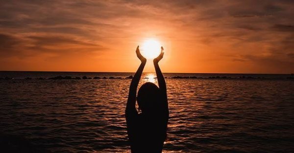  عکس ساده و شیک دختر تنها در غروب آفتاب