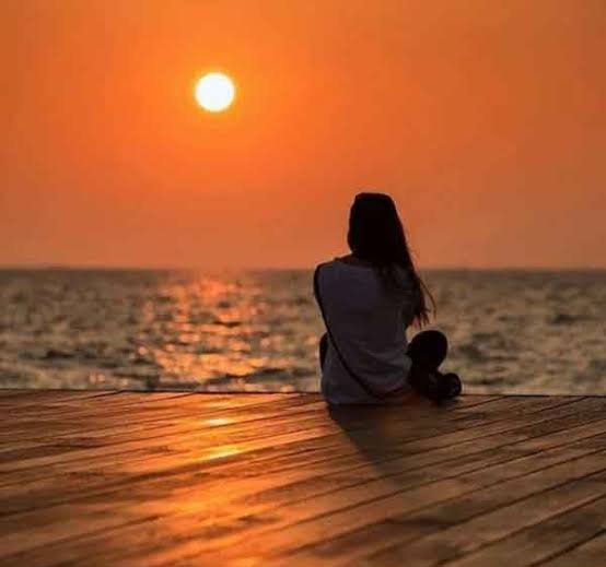  عکس ساده و شیک دختر تنها در غروب آفتاب