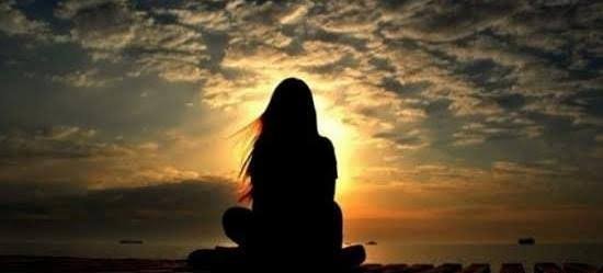  عکس ساده و شیک دختر تنها در غروب آفتاب