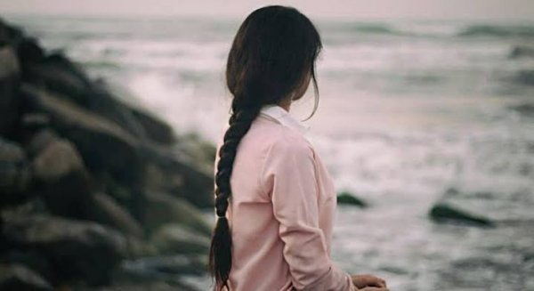  عکس دختر تنهای خوشتیپ روی اسکله چوبی