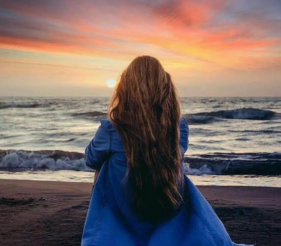  عکس دختر تنهای خوشتیپ روی اسکله چوبی