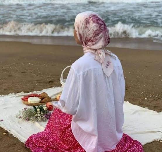  عکس دختر تنهای خوشتیپ روی اسکله چوبی