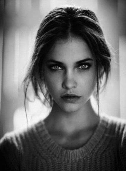  عکس سیاه سفید زن برای تصویر زمینه