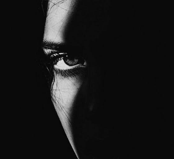  عکس سیاه سفید زن برای تصویر زمینه