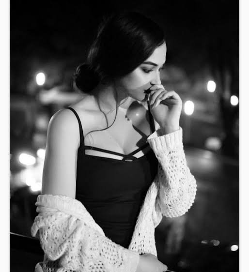  عکس سیاه سفید زن برای تصویر زمینه
