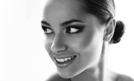  عکس سیاه سفید زن برای تصویر زمینه
