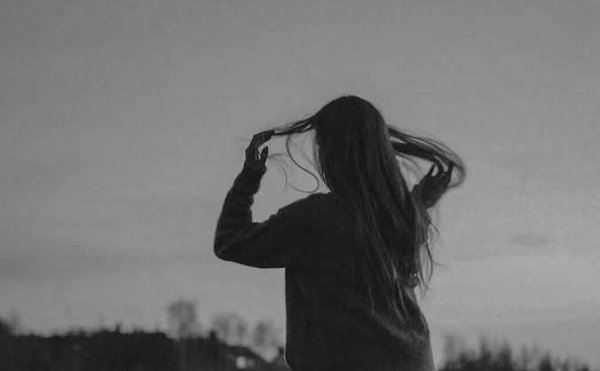  عکس سیاه سفید زن برای تصویر زمینه