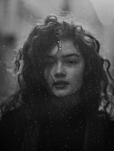  عکس سیاه سفید زن برای تصویر زمینه