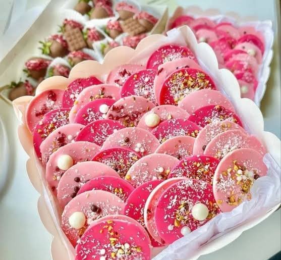 عکس شیرینی های صورتی کیوت