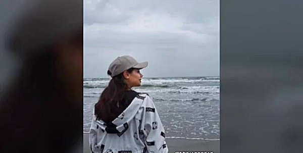  ژست عکاسی کنار ساحل