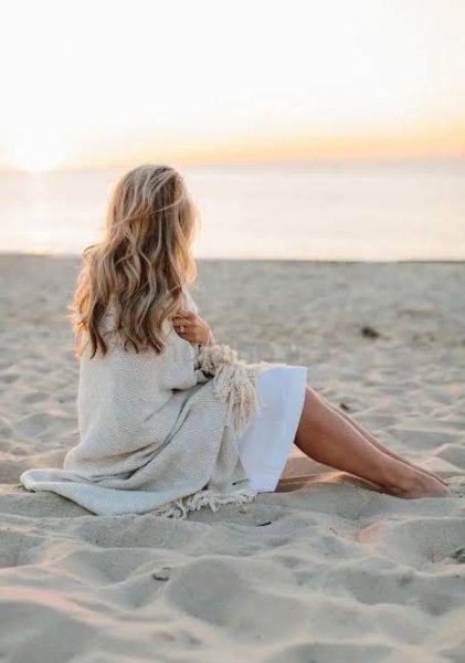  ژست عکس کنار دریا شمال