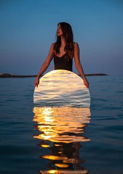  ژست عکس کنار دریا شمال