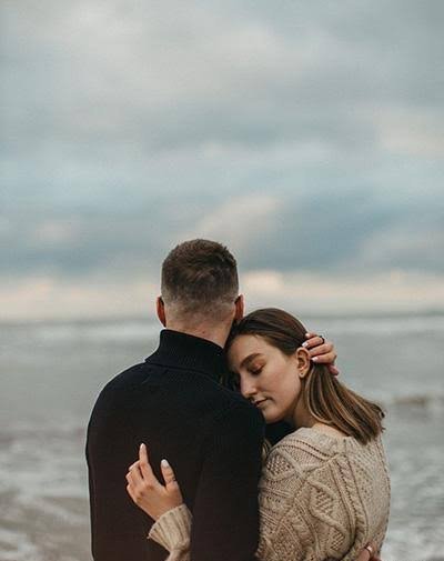  ژست عکس کنار دریا شمال