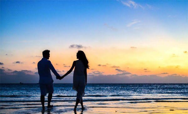  ژست عکس کنار دریا شمال