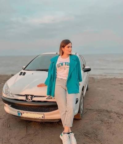  ژست عکس کنار دریا شمال