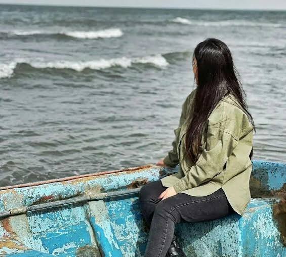  ژست عکس کنار دریا دونفره دخترانه