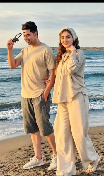  ژست عکس کنار دریا دونفره دخترانه