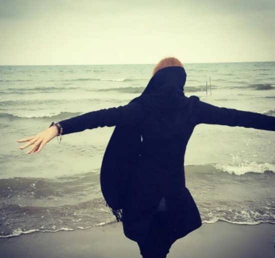  ژست عکس کنار دریا دونفره دخترانه