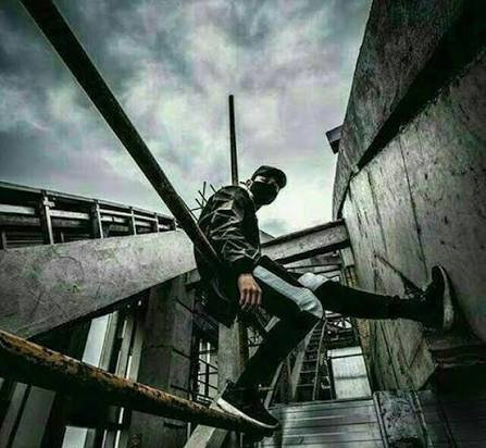  لاتی عکس پسر با اسلحه برای پروفایل