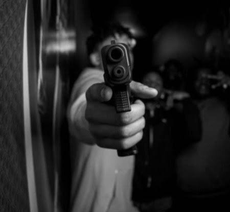  لاتی عکس پسر با اسلحه برای پروفایل