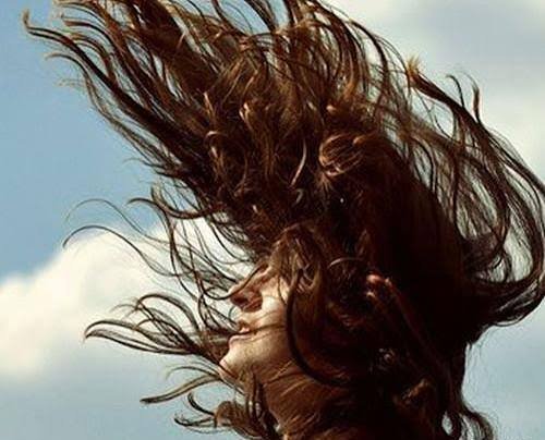  عکس دختر زیبای خارجی با موهای پریشان