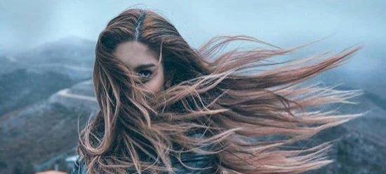  عکس دختر زیبای خارجی با موهای پریشان