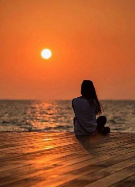  دانلود عکس دختر تنها برای پروفایل