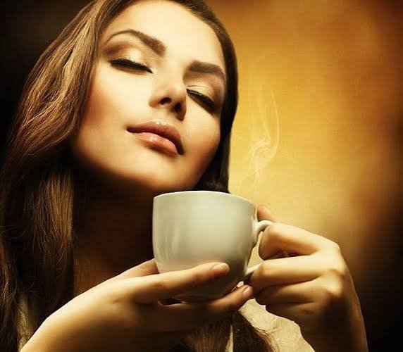 عکس سیاه و سفید زن با فنجان قهوه برای پروفایل