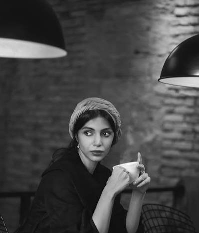  عکس سیاه و سفید زن با فنجان قهوه برای پروفایل
