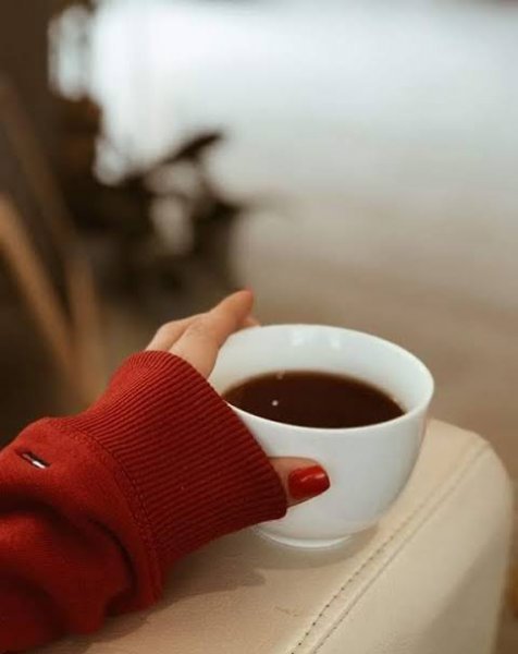  عکس سیاه و سفید زن با فنجان قهوه برای پروفایل
