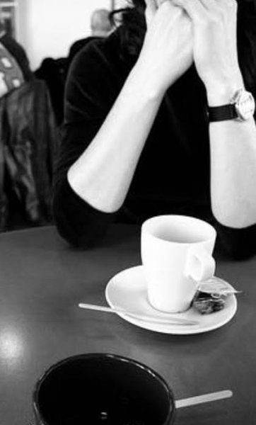  عکس سیاه و سفید زن با فنجان قهوه برای پروفایل