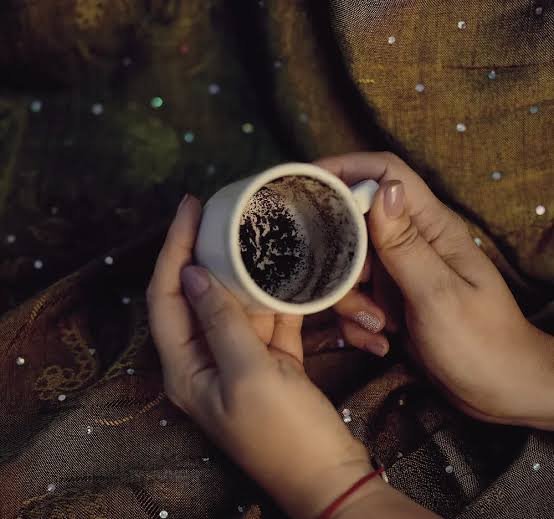  عکس سیاه و سفید زن با فنجان قهوه برای پروفایل