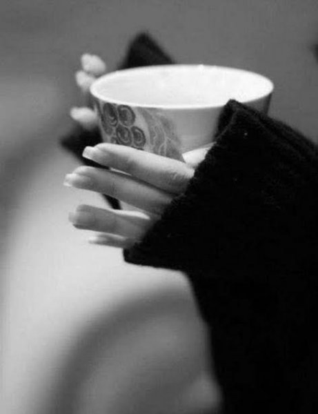  عکس سیاه و سفید زن با فنجان قهوه برای پروفایل