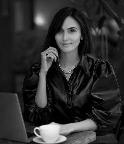  عکس سیاه و سفید زن با فنجان قهوه برای پروفایل