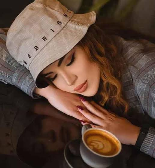  عکس سیاه و سفید زن با فنجان قهوه برای پروفایل